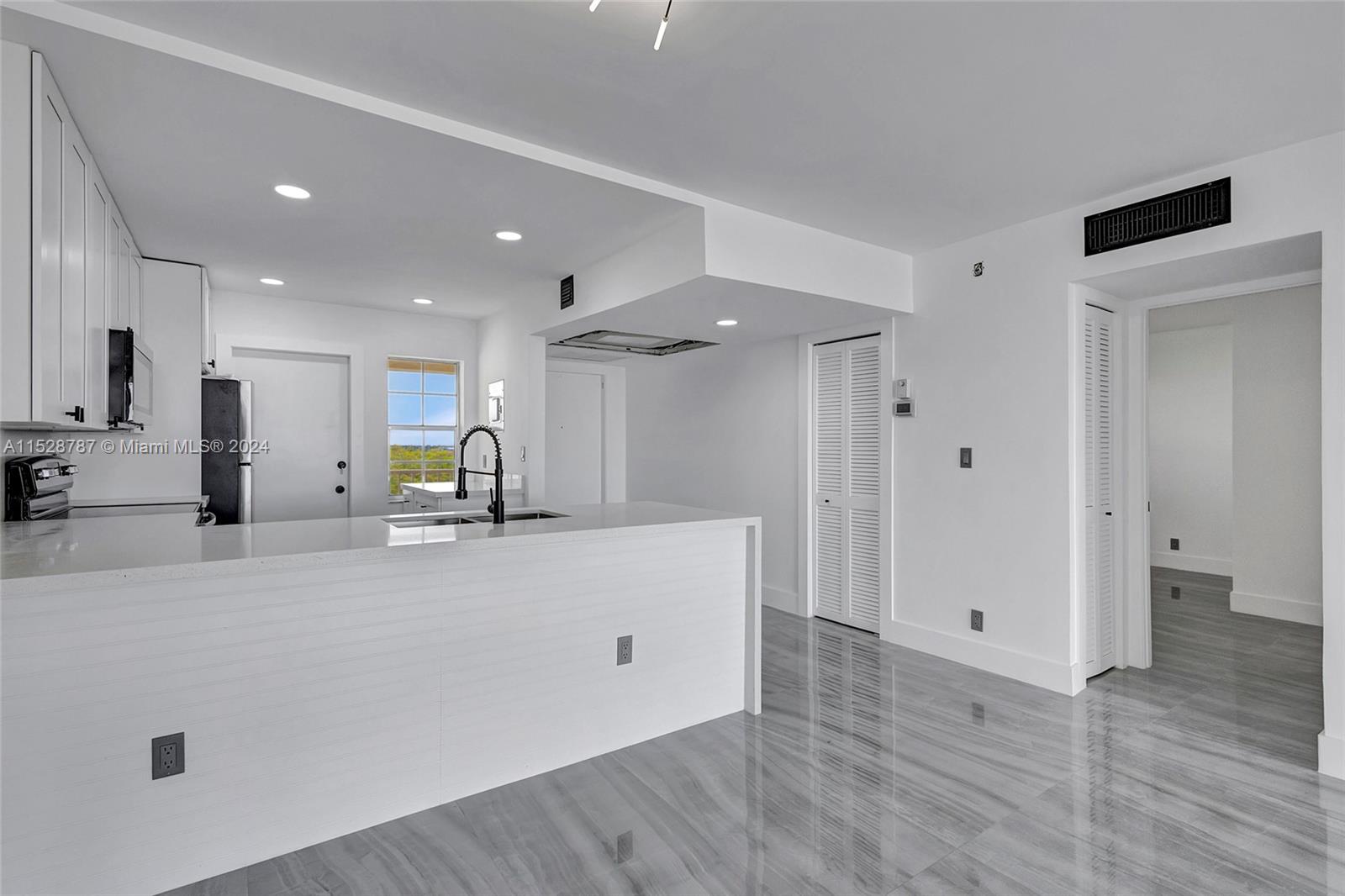 3091 N Course Dr 702, Pompano Beach, Florida 33069, 2 Bedrooms Bedrooms, ,2 BathroomsBathrooms,Residential,For Sale,3091 N Course Dr 702,A11528787
