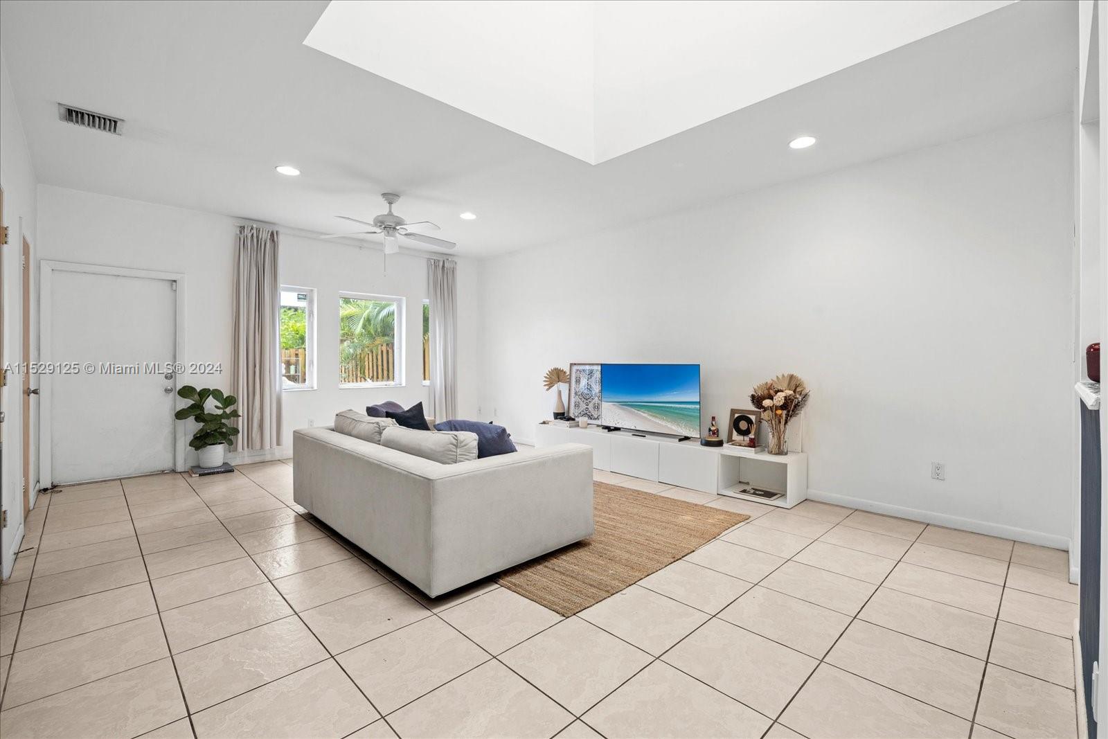 726 NE 5th Ave 726, Fort Lauderdale, Florida 33304, 2 Bedrooms Bedrooms, ,2 BathroomsBathrooms,Residentiallease,For Rent,726 NE 5th Ave 726,A11529125