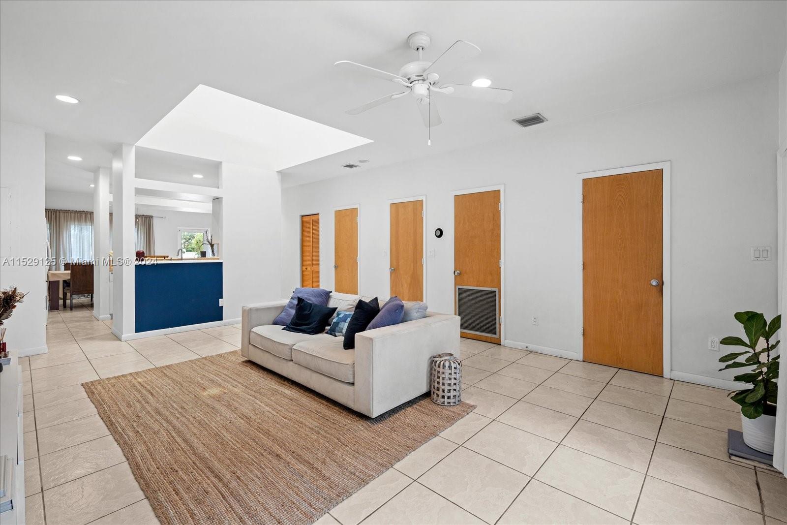 726 NE 5th Ave 726, Fort Lauderdale, Florida 33304, 2 Bedrooms Bedrooms, ,2 BathroomsBathrooms,Residentiallease,For Rent,726 NE 5th Ave 726,A11529125