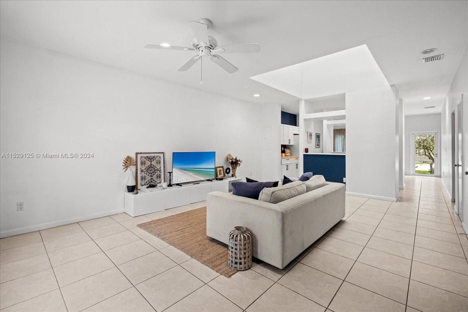 726 NE 5th Ave 726, Fort Lauderdale, Florida 33304, 2 Bedrooms Bedrooms, ,2 BathroomsBathrooms,Residentiallease,For Rent,726 NE 5th Ave 726,A11529125