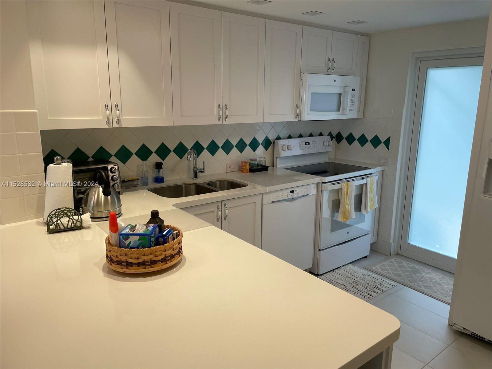 881 Ocean Dr TH8, Key Biscayne, Florida 33149, 2 Bedrooms Bedrooms, ,2 BathroomsBathrooms,Residentiallease,For Rent,881 Ocean Dr TH8,A11528532