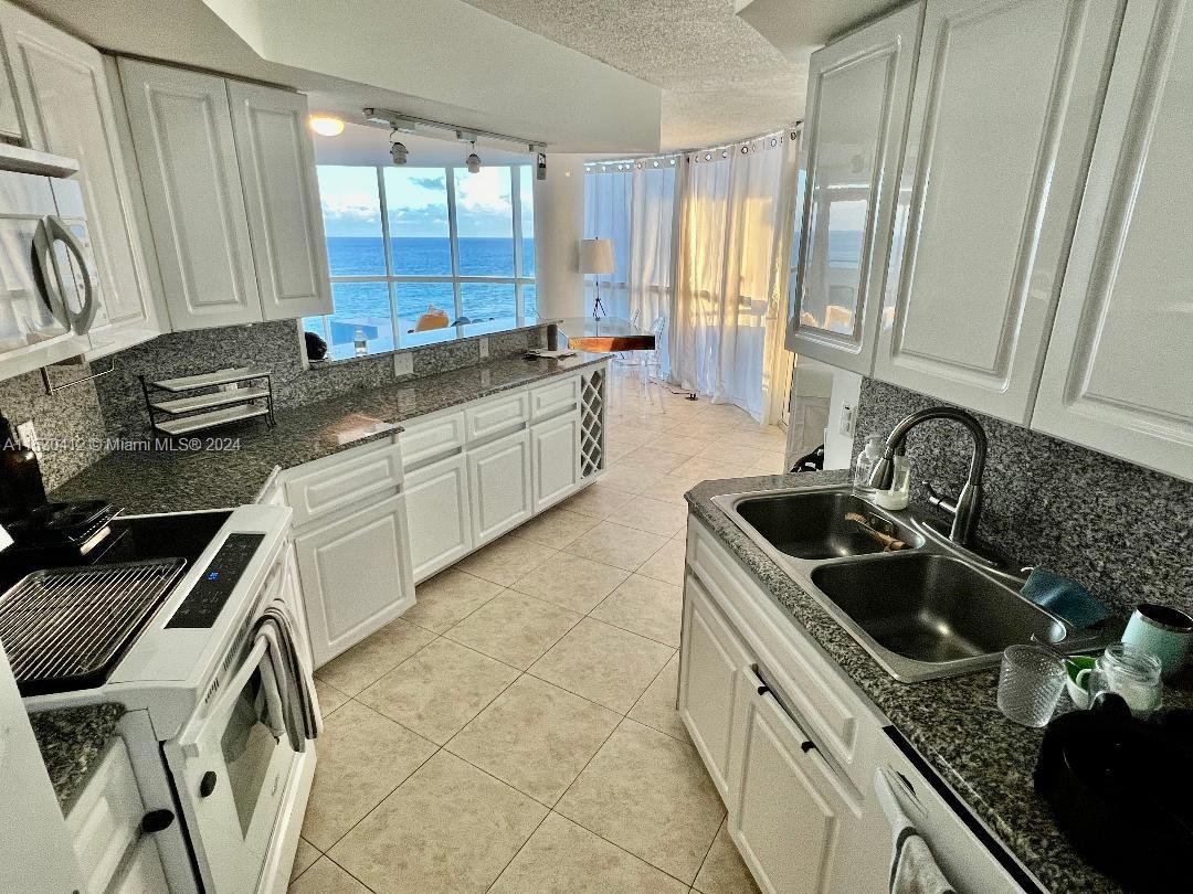 6301 Collins Ave 1103, Miami Beach, Florida 33141, 3 Bedrooms Bedrooms, ,2 BathroomsBathrooms,Residential,For Sale,6301 Collins Ave 1103,A11530412