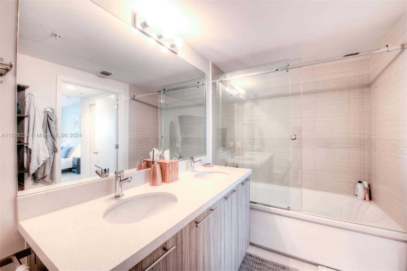 6700 Indian Creek Dr 604, Miami Beach, Florida 33141, 2 Bedrooms Bedrooms, ,2 BathroomsBathrooms,Residentiallease,For Rent,6700 Indian Creek Dr 604,A11529224