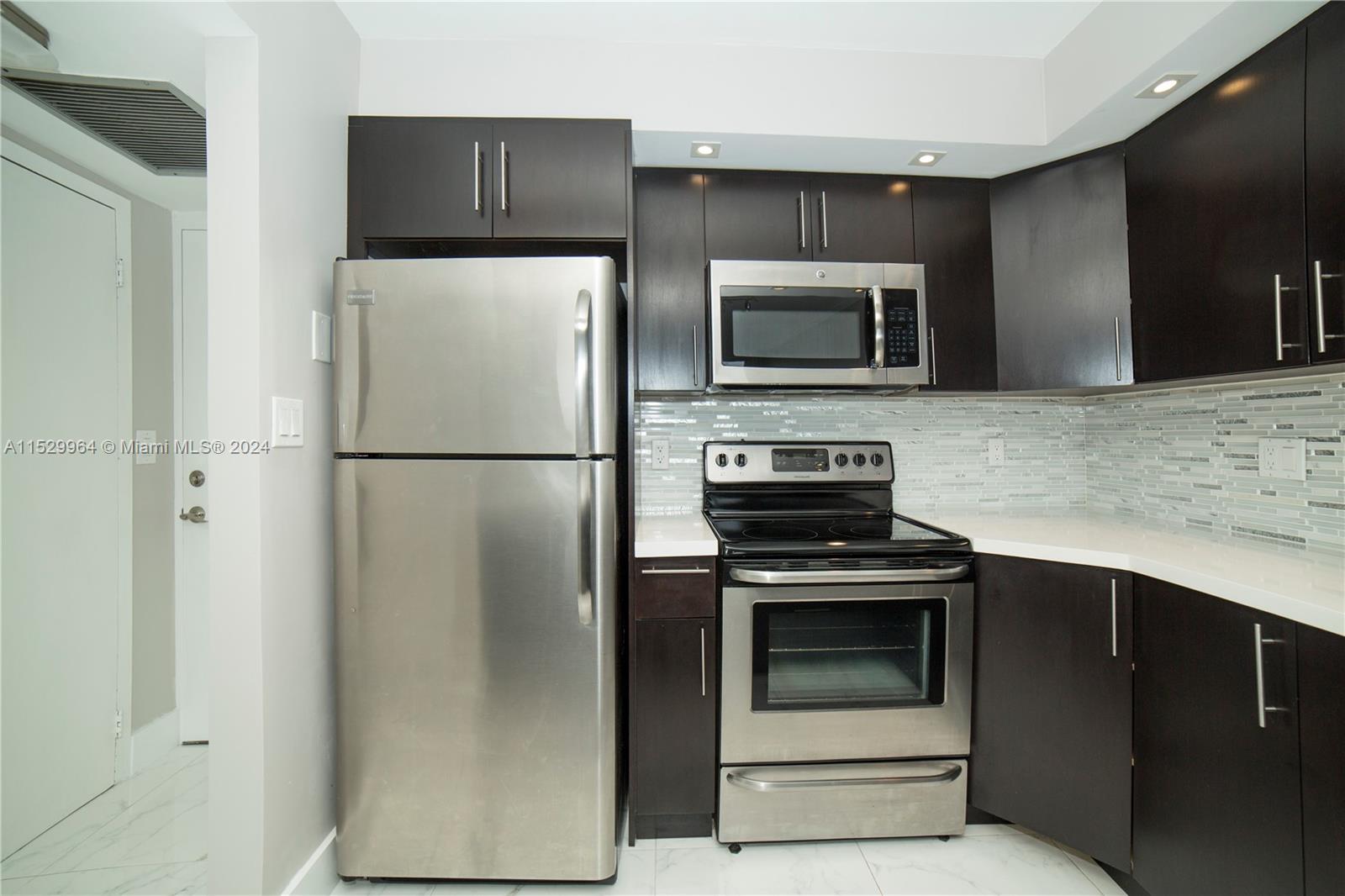 100 Bayview Dr 809, Sunny Isles Beach, Florida 33160, 1 Bedroom Bedrooms, ,1 BathroomBathrooms,Residentiallease,For Rent,100 Bayview Dr 809,A11529964