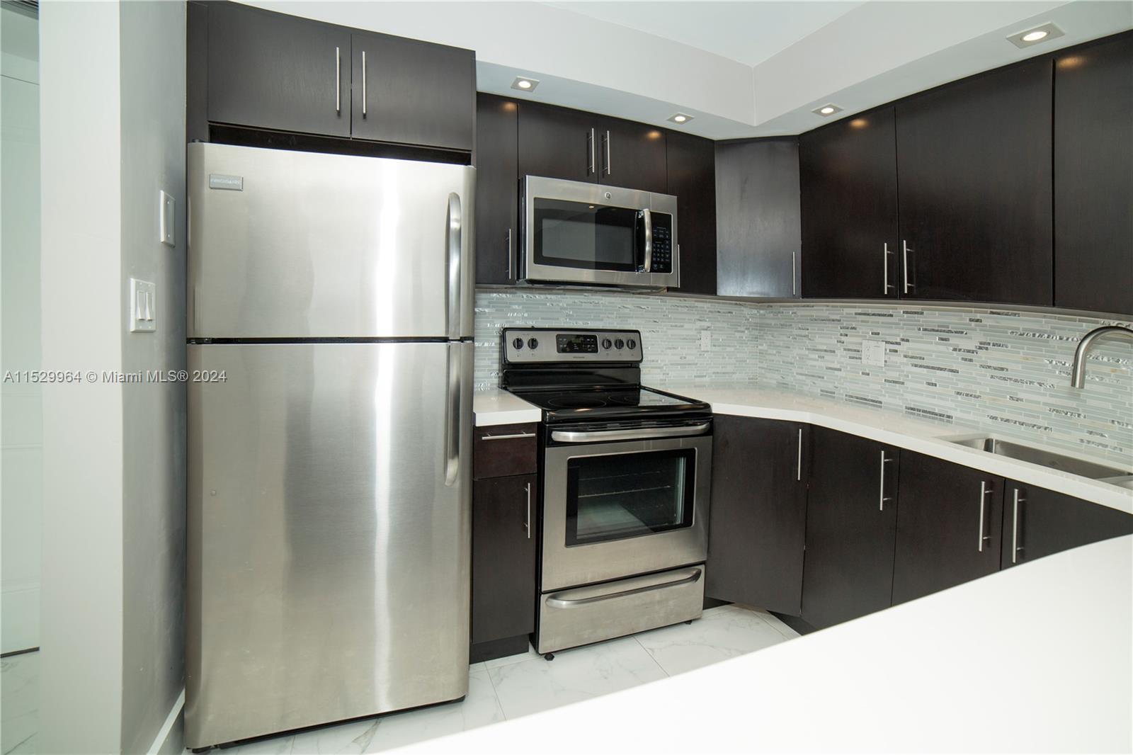 100 Bayview Dr 809, Sunny Isles Beach, Florida 33160, 1 Bedroom Bedrooms, ,1 BathroomBathrooms,Residentiallease,For Rent,100 Bayview Dr 809,A11529964