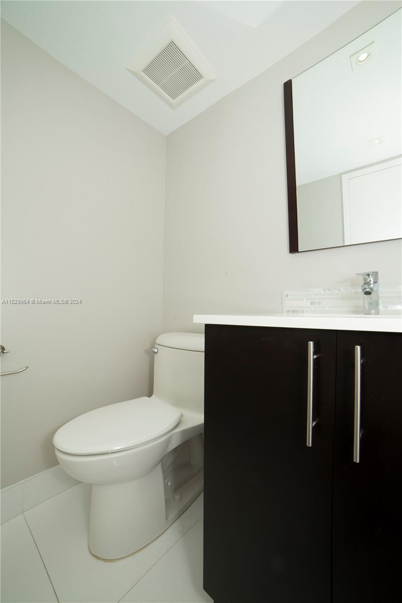 100 Bayview Dr 809, Sunny Isles Beach, Florida 33160, 1 Bedroom Bedrooms, ,1 BathroomBathrooms,Residentiallease,For Rent,100 Bayview Dr 809,A11529964
