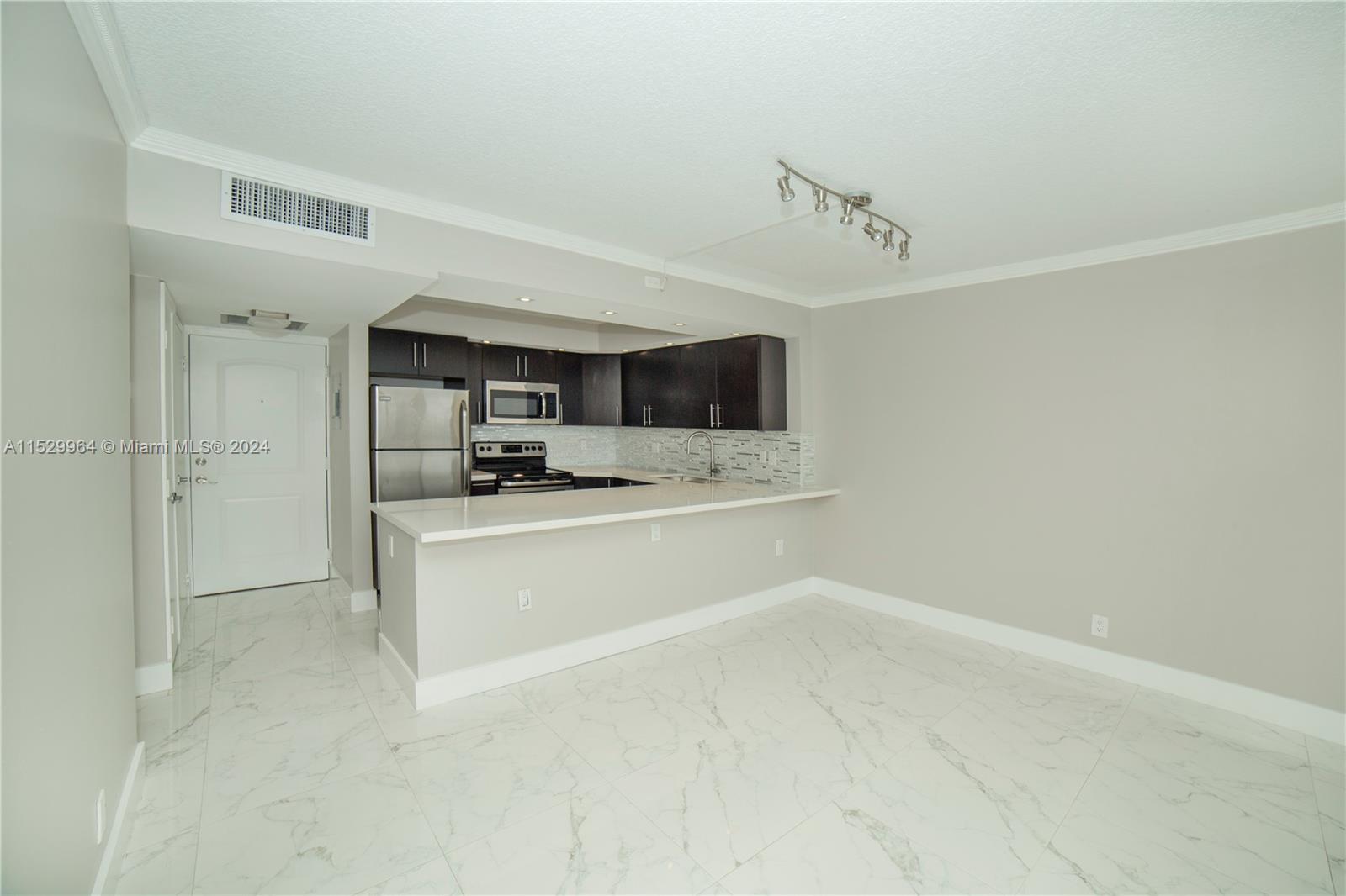 100 Bayview Dr 809, Sunny Isles Beach, Florida 33160, 1 Bedroom Bedrooms, ,1 BathroomBathrooms,Residentiallease,For Rent,100 Bayview Dr 809,A11529964