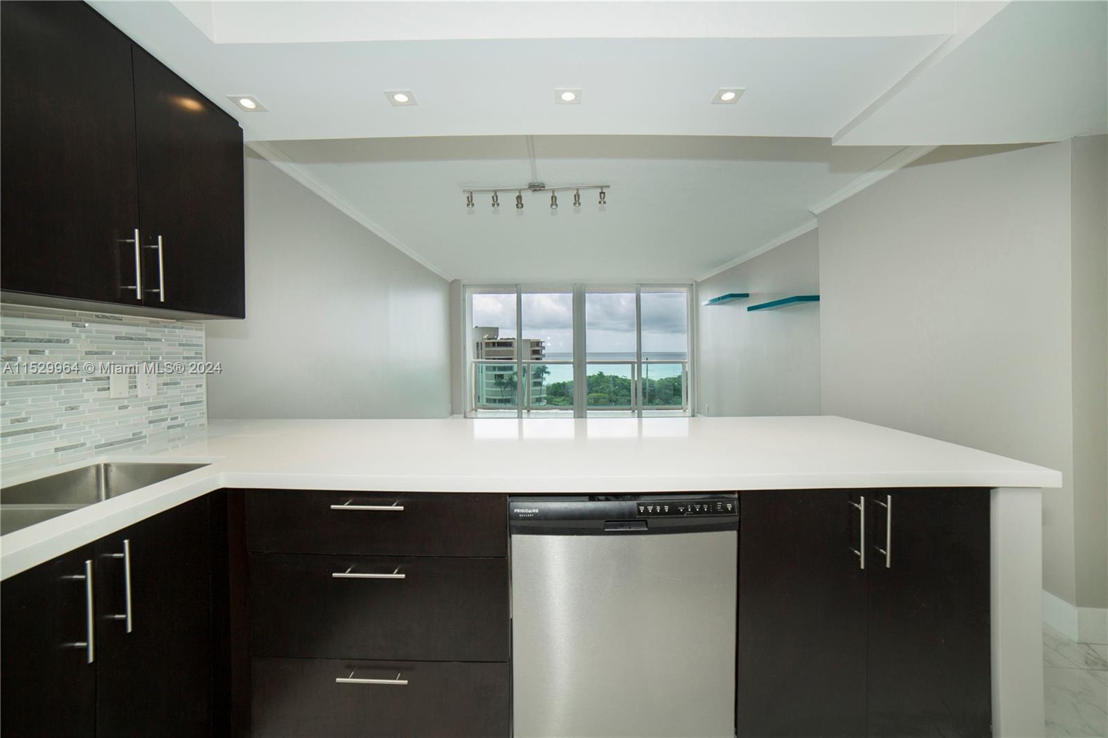 100 Bayview Dr 809, Sunny Isles Beach, Florida 33160, 1 Bedroom Bedrooms, ,1 BathroomBathrooms,Residentiallease,For Rent,100 Bayview Dr 809,A11529964