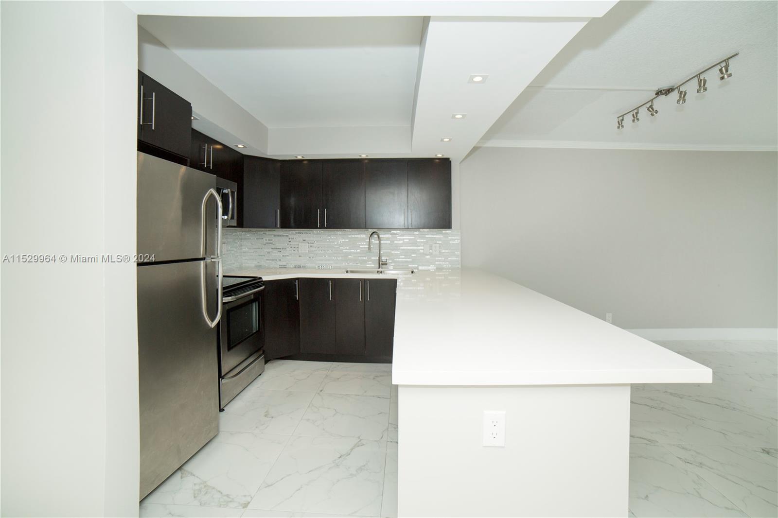 100 Bayview Dr 809, Sunny Isles Beach, Florida 33160, 1 Bedroom Bedrooms, ,1 BathroomBathrooms,Residentiallease,For Rent,100 Bayview Dr 809,A11529964