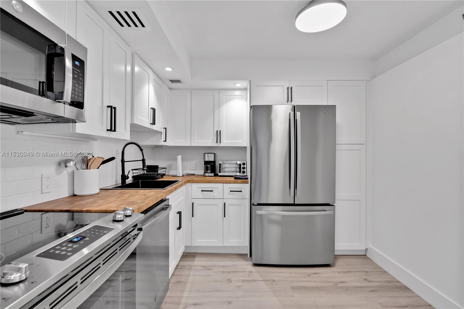 5701 Collins Ave 412, Miami Beach, Florida 33140, 2 Bedrooms Bedrooms, ,2 BathroomsBathrooms,Residentiallease,For Rent,5701 Collins Ave 412,A11530949