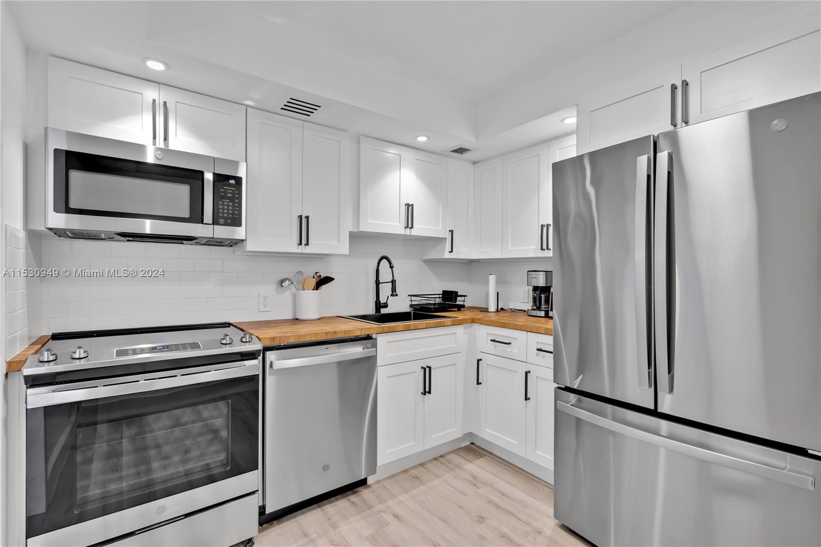 5701 Collins Ave 412, Miami Beach, Florida 33140, 2 Bedrooms Bedrooms, ,2 BathroomsBathrooms,Residentiallease,For Rent,5701 Collins Ave 412,A11530949