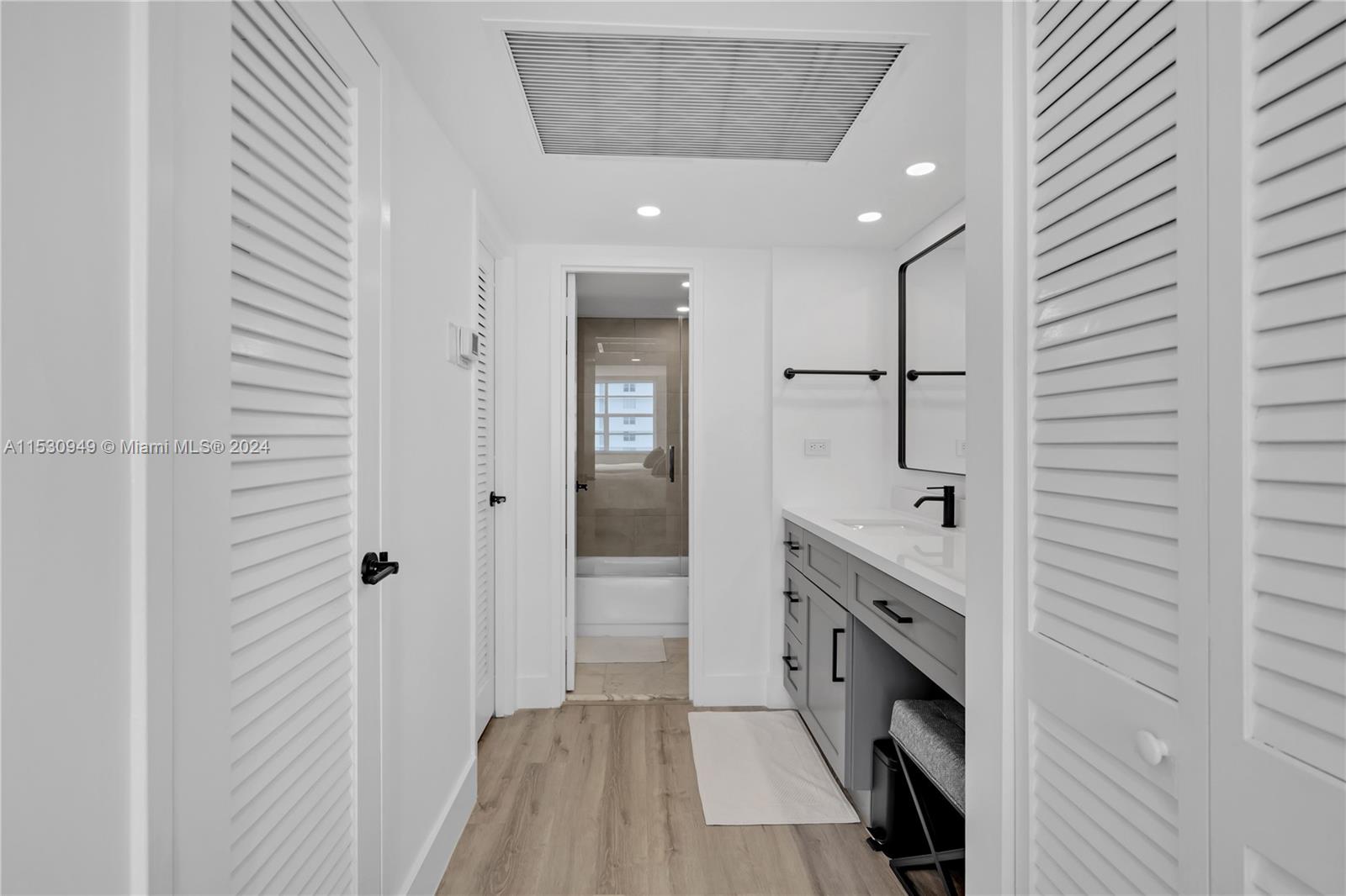 5701 Collins Ave 412, Miami Beach, Florida 33140, 2 Bedrooms Bedrooms, ,2 BathroomsBathrooms,Residentiallease,For Rent,5701 Collins Ave 412,A11530949