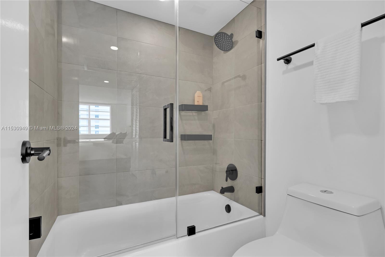 5701 Collins Ave 412, Miami Beach, Florida 33140, 2 Bedrooms Bedrooms, ,2 BathroomsBathrooms,Residentiallease,For Rent,5701 Collins Ave 412,A11530949
