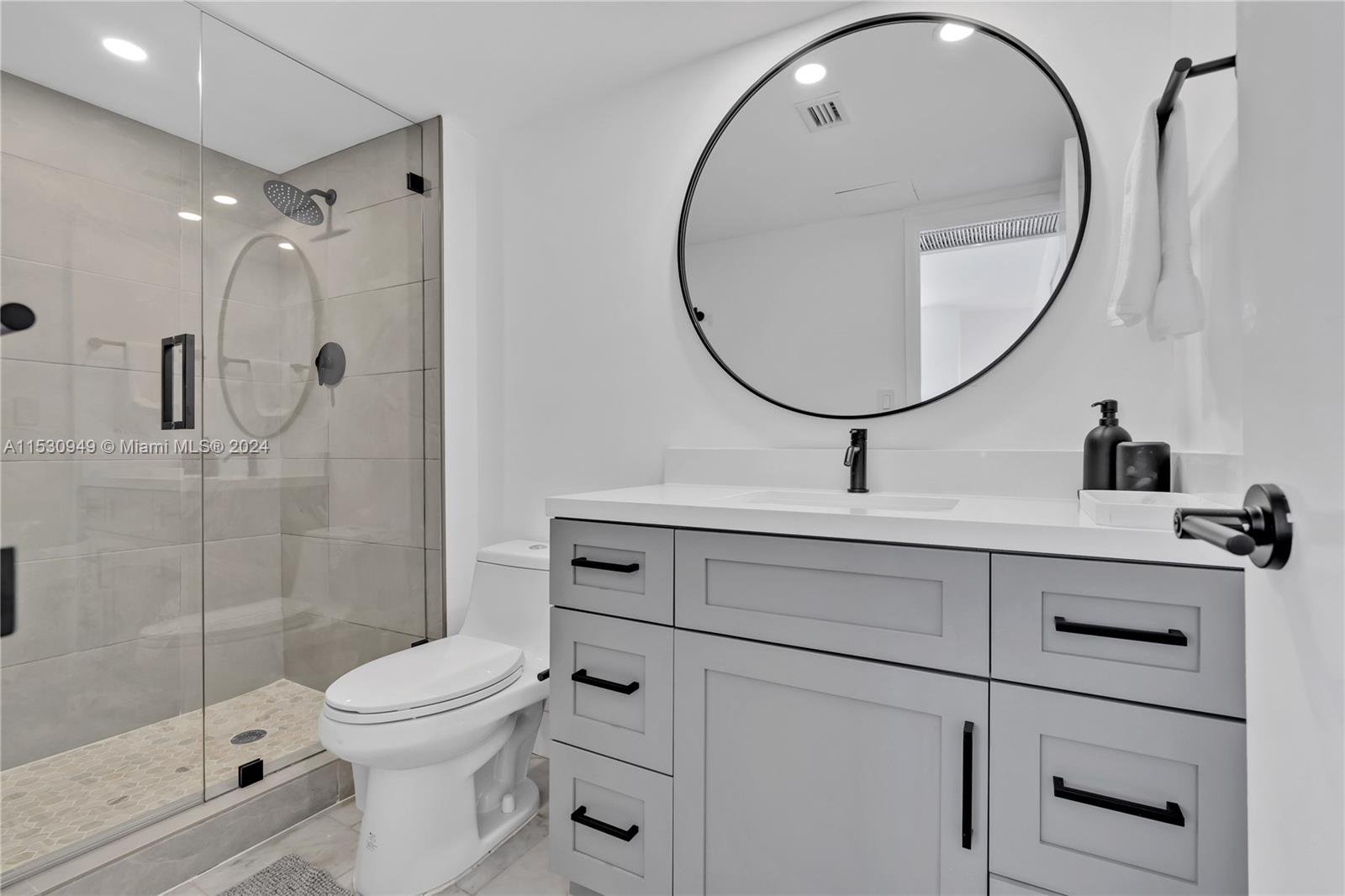 5701 Collins Ave 412, Miami Beach, Florida 33140, 2 Bedrooms Bedrooms, ,2 BathroomsBathrooms,Residentiallease,For Rent,5701 Collins Ave 412,A11530949