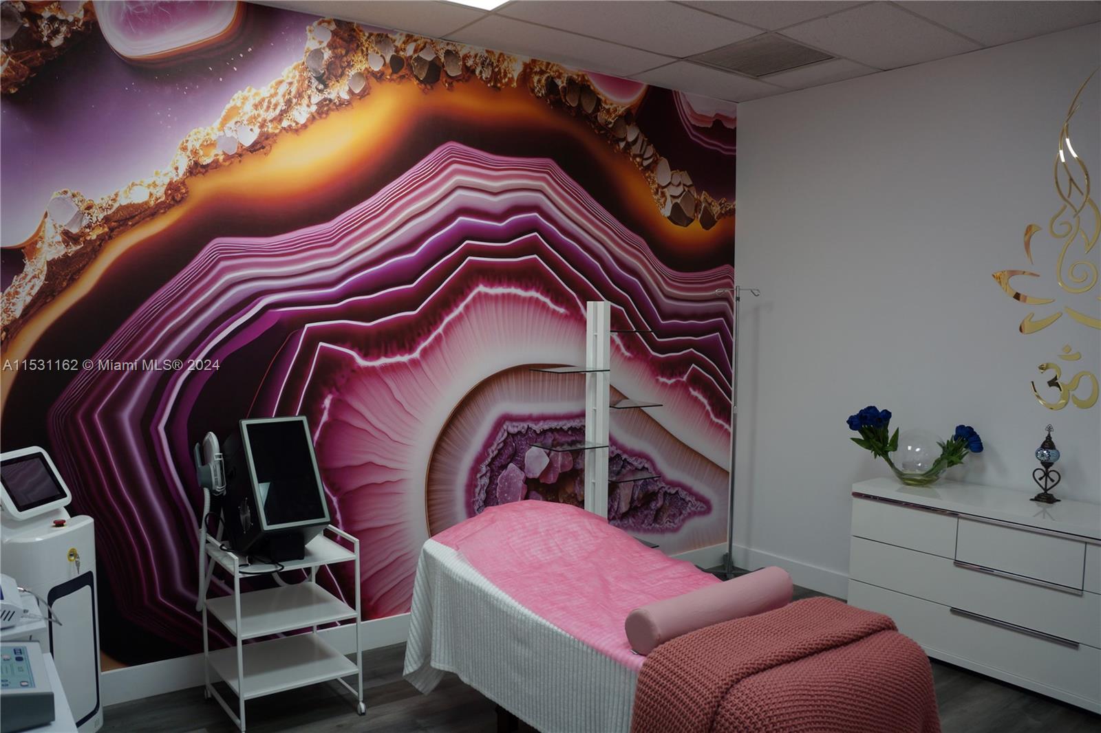 TREATMENT ROOM (1 OF 6)