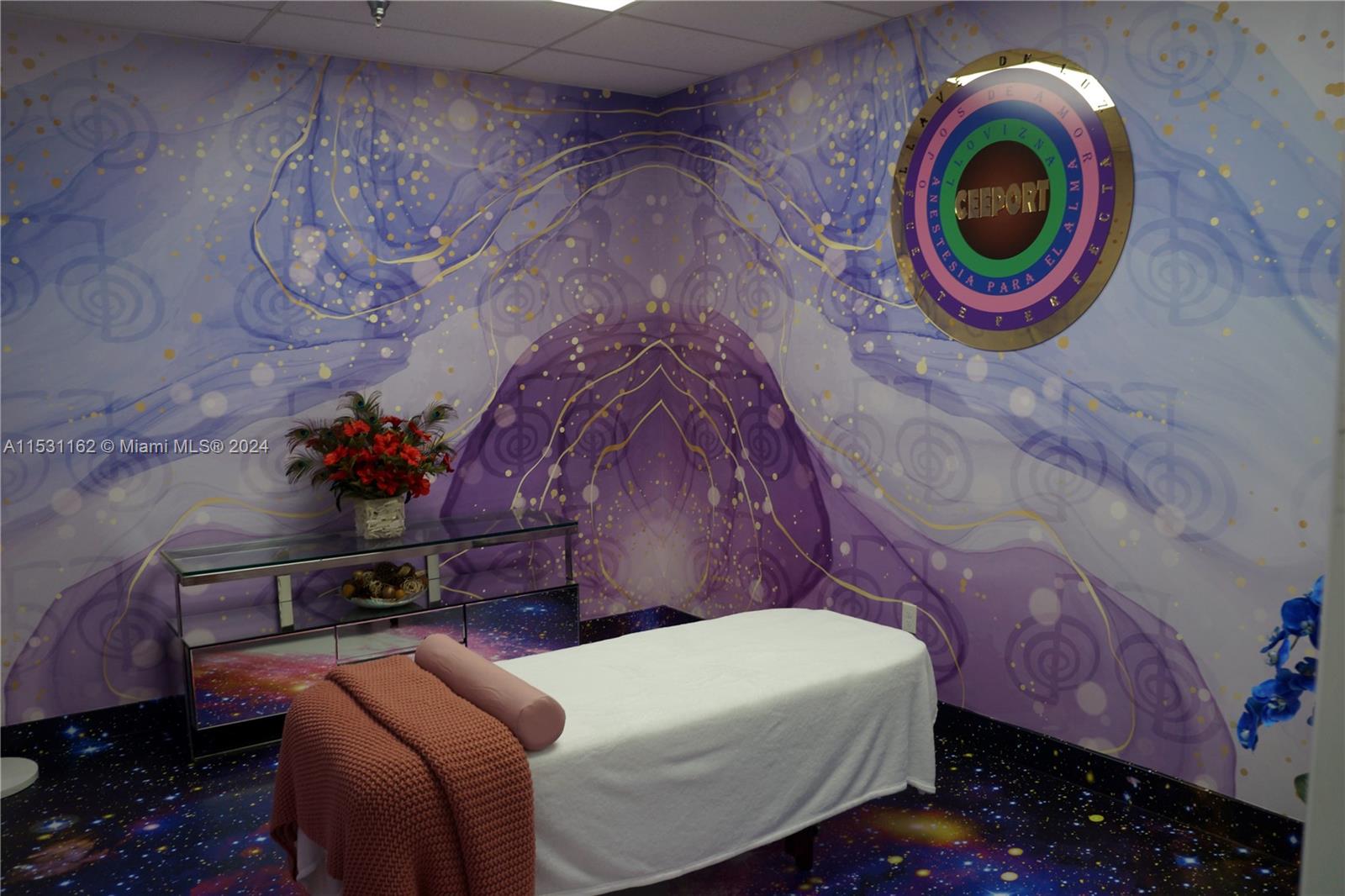 TREATMENT ROOM (2 OF 6)