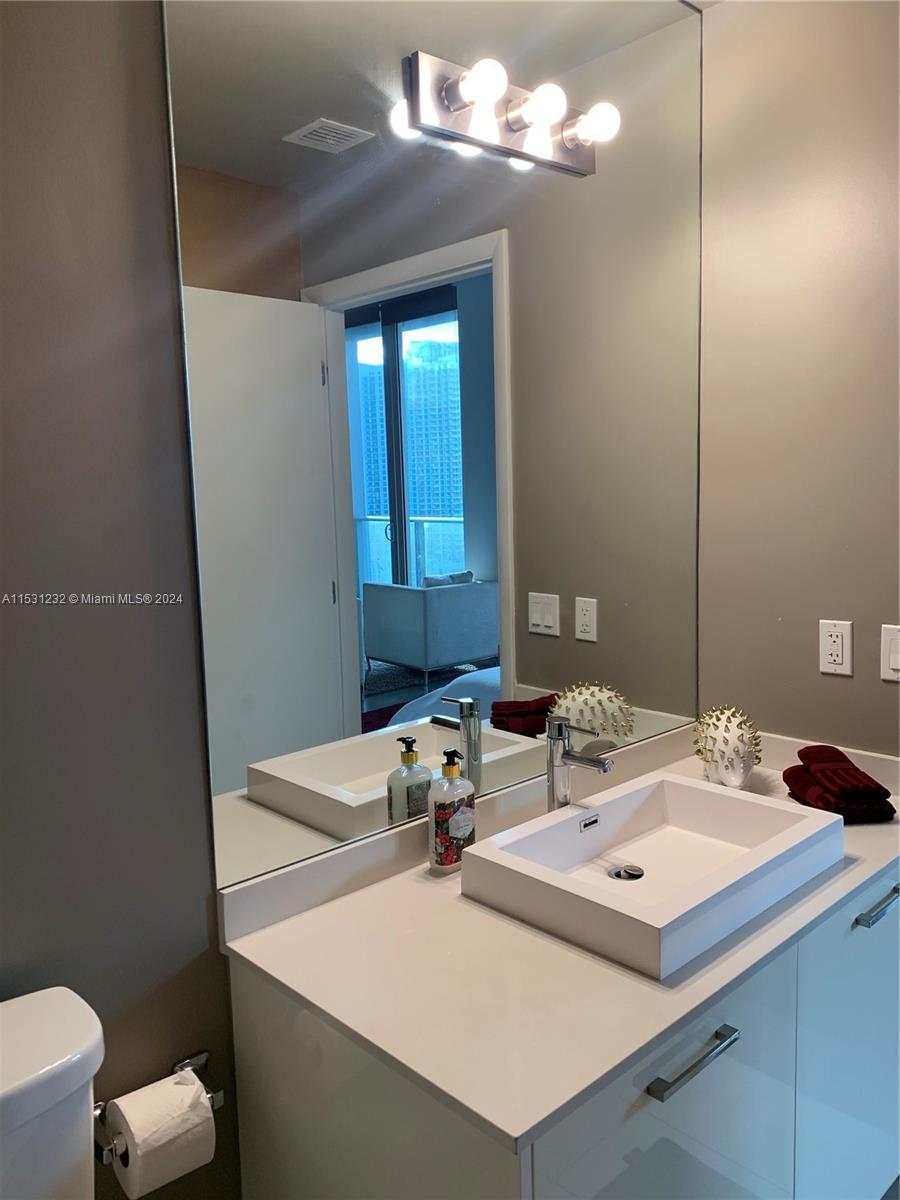 151 SE 1st St 2009, Miami, Florida 33131, 1 Bedroom Bedrooms, ,1 BathroomBathrooms,Residentiallease,For Rent,151 SE 1st St 2009,A11531232