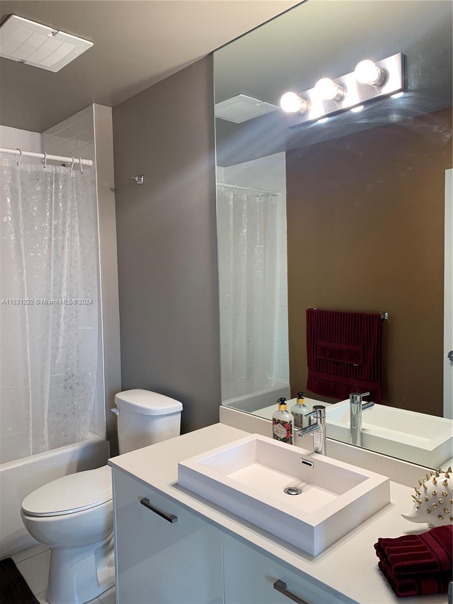 151 SE 1st St 2009, Miami, Florida 33131, 1 Bedroom Bedrooms, ,1 BathroomBathrooms,Residentiallease,For Rent,151 SE 1st St 2009,A11531232