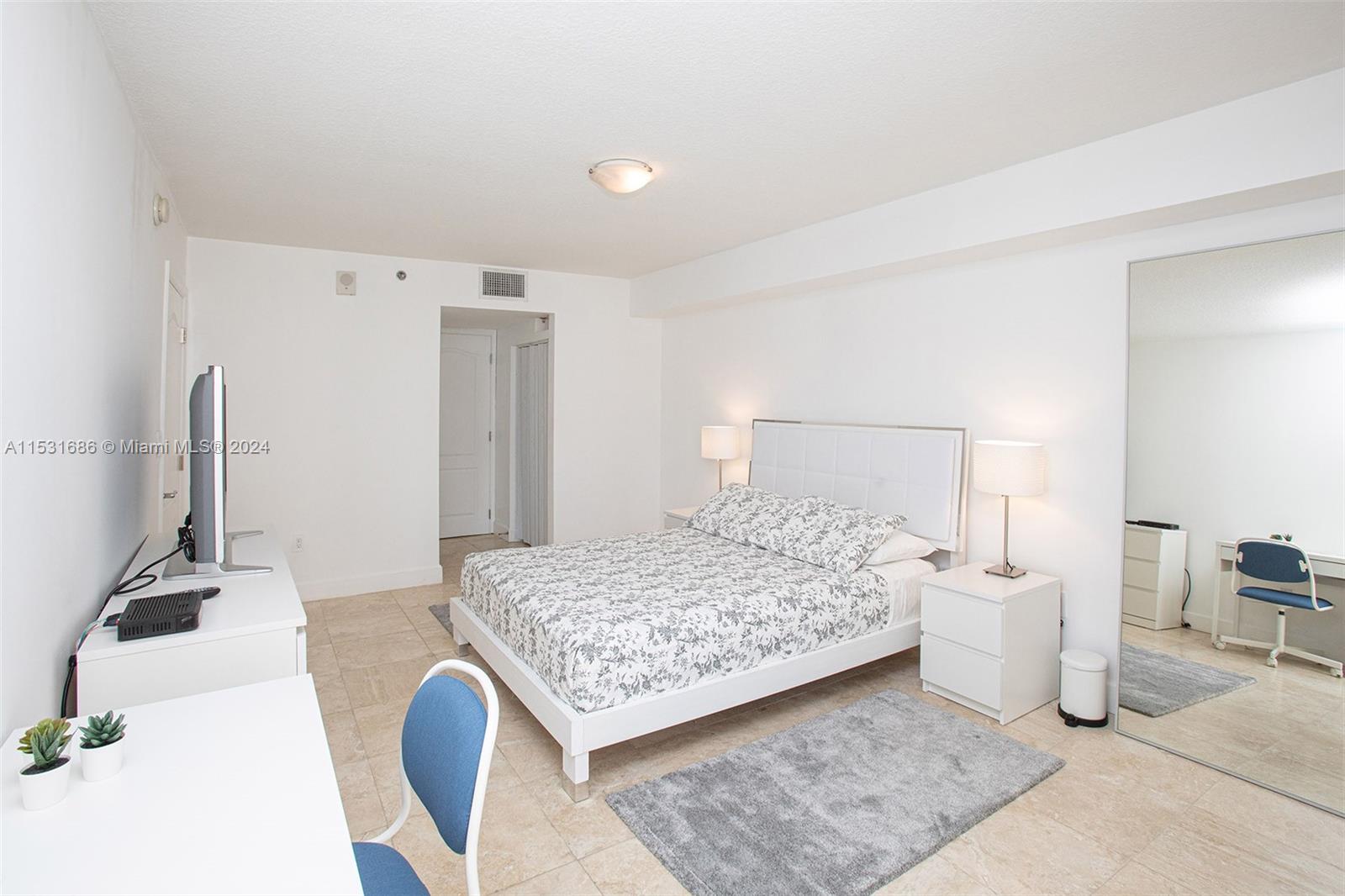 1200 Brickell Bay Dr 2704, Miami, Florida 33131, 1 Bedroom Bedrooms, ,1 BathroomBathrooms,Residentiallease,For Rent,1200 Brickell Bay Dr 2704,A11531686