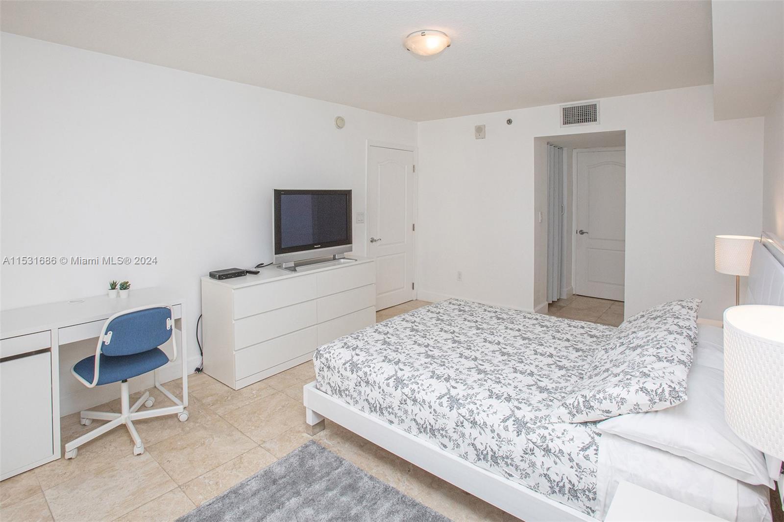 1200 Brickell Bay Dr 2704, Miami, Florida 33131, 1 Bedroom Bedrooms, ,1 BathroomBathrooms,Residentiallease,For Rent,1200 Brickell Bay Dr 2704,A11531686
