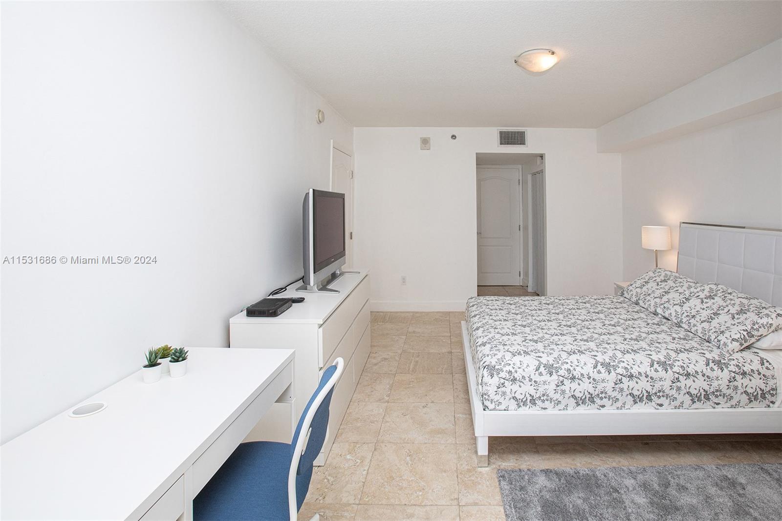 1200 Brickell Bay Dr 2704, Miami, Florida 33131, 1 Bedroom Bedrooms, ,1 BathroomBathrooms,Residentiallease,For Rent,1200 Brickell Bay Dr 2704,A11531686