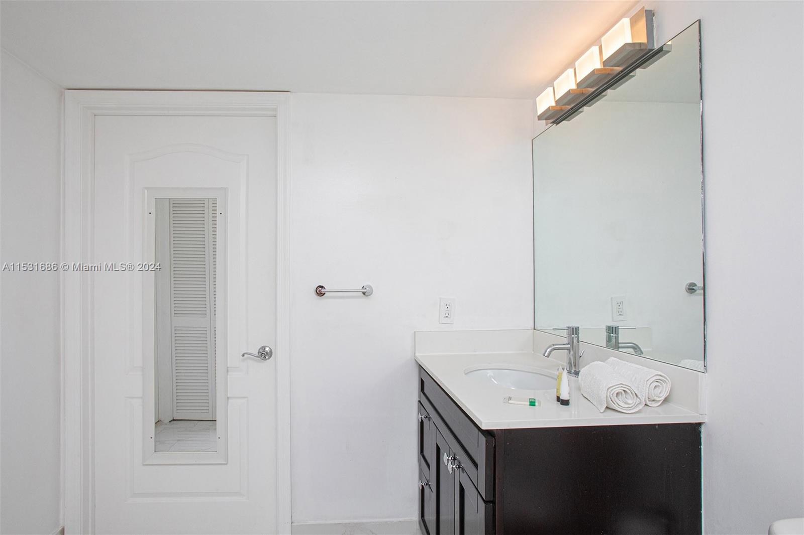 1200 Brickell Bay Dr 2704, Miami, Florida 33131, 1 Bedroom Bedrooms, ,1 BathroomBathrooms,Residentiallease,For Rent,1200 Brickell Bay Dr 2704,A11531686