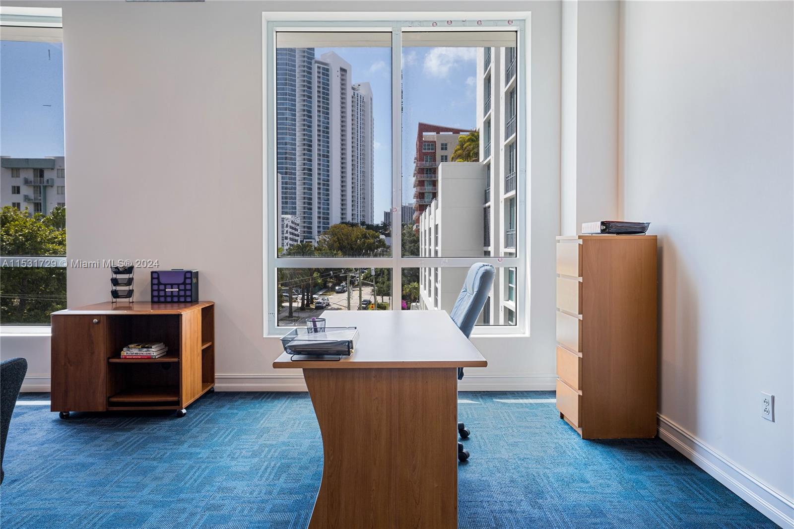 A lot of natural light thanks to the high windows