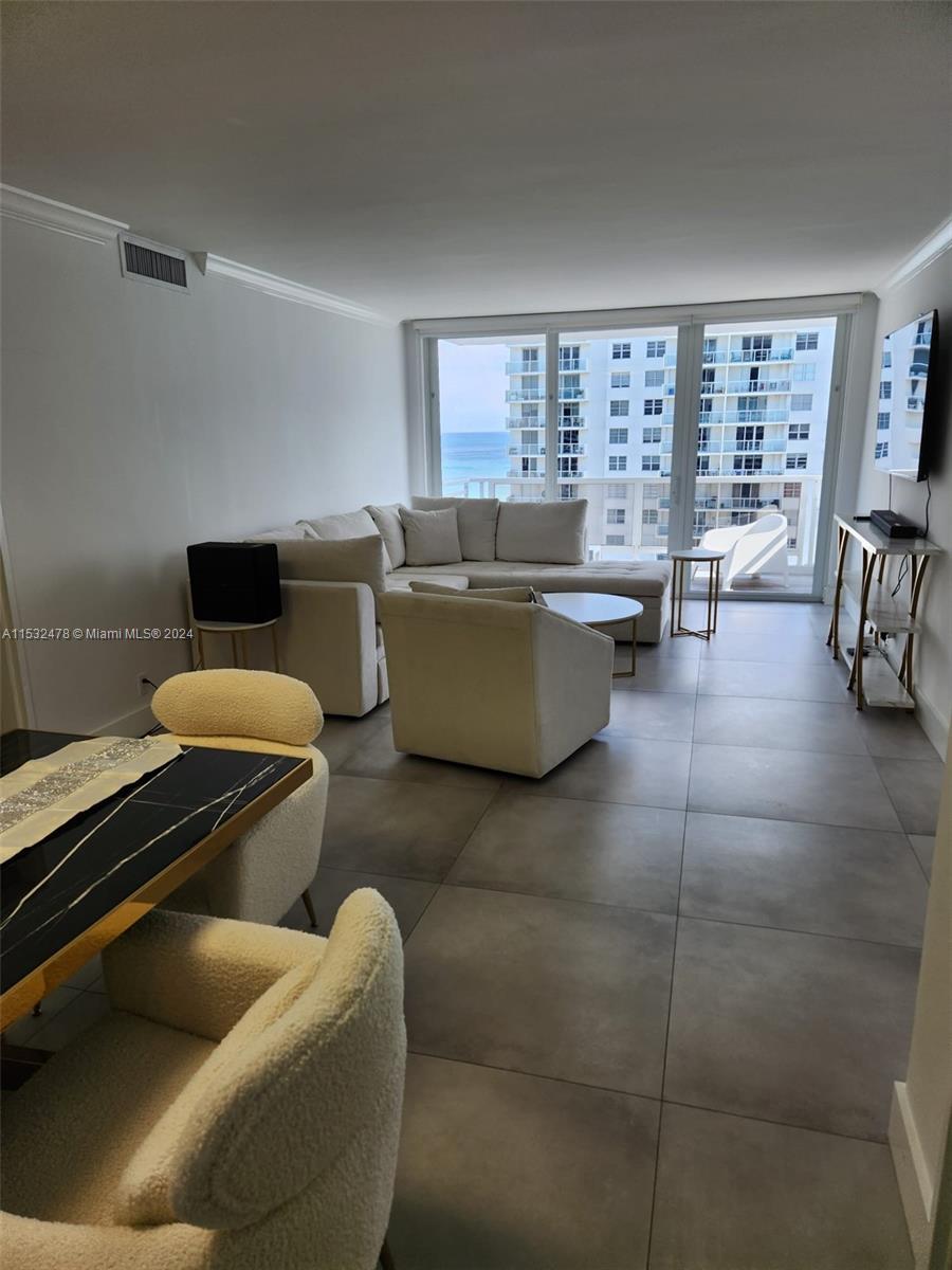5700 Collins Ave 11D, Miami Beach, Florida 33140, 2 Bedrooms Bedrooms, ,2 BathroomsBathrooms,Residentiallease,For Rent,5700 Collins Ave 11D,A11532478