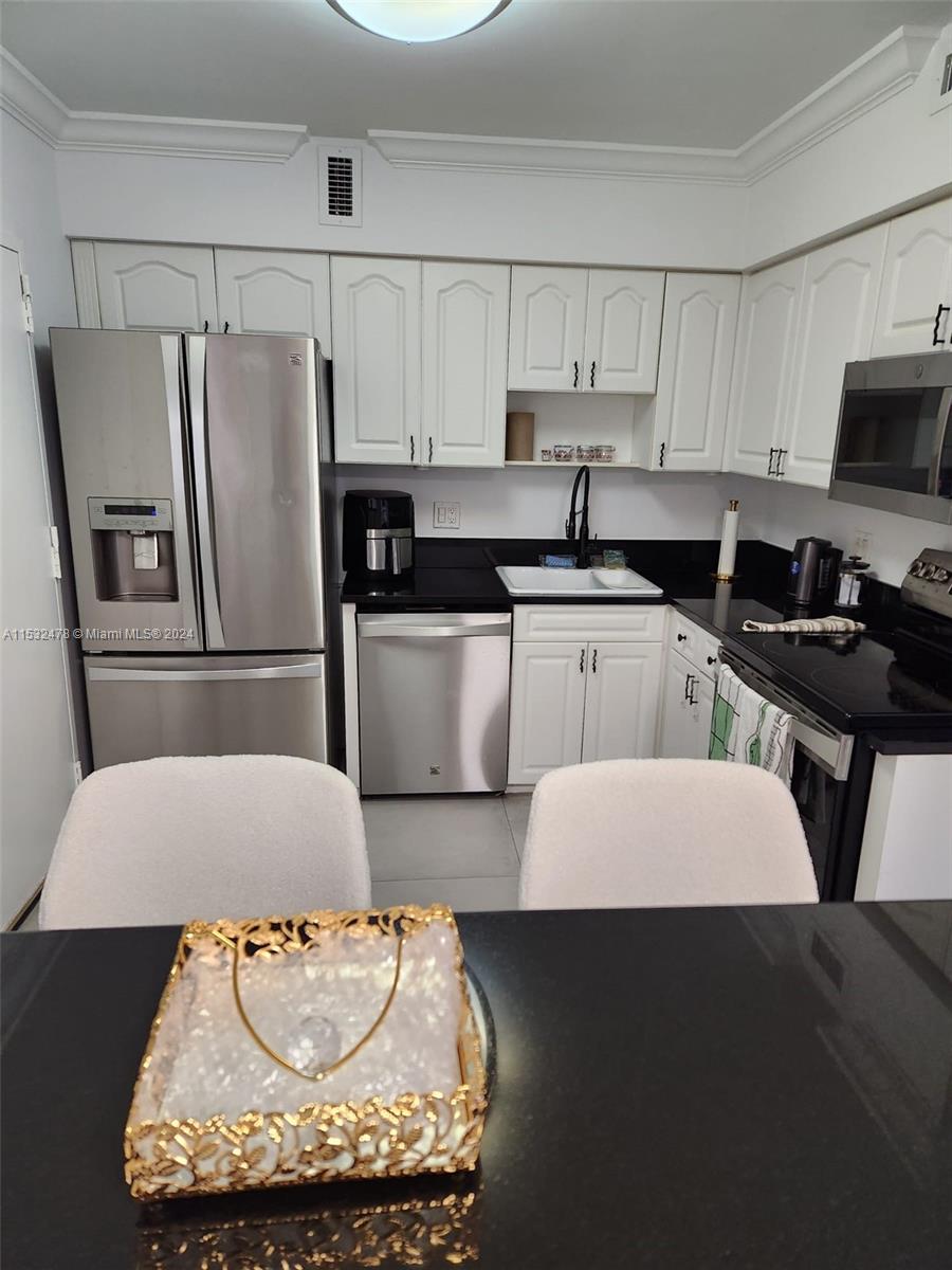 5700 Collins Ave 11D, Miami Beach, Florida 33140, 2 Bedrooms Bedrooms, ,2 BathroomsBathrooms,Residentiallease,For Rent,5700 Collins Ave 11D,A11532478