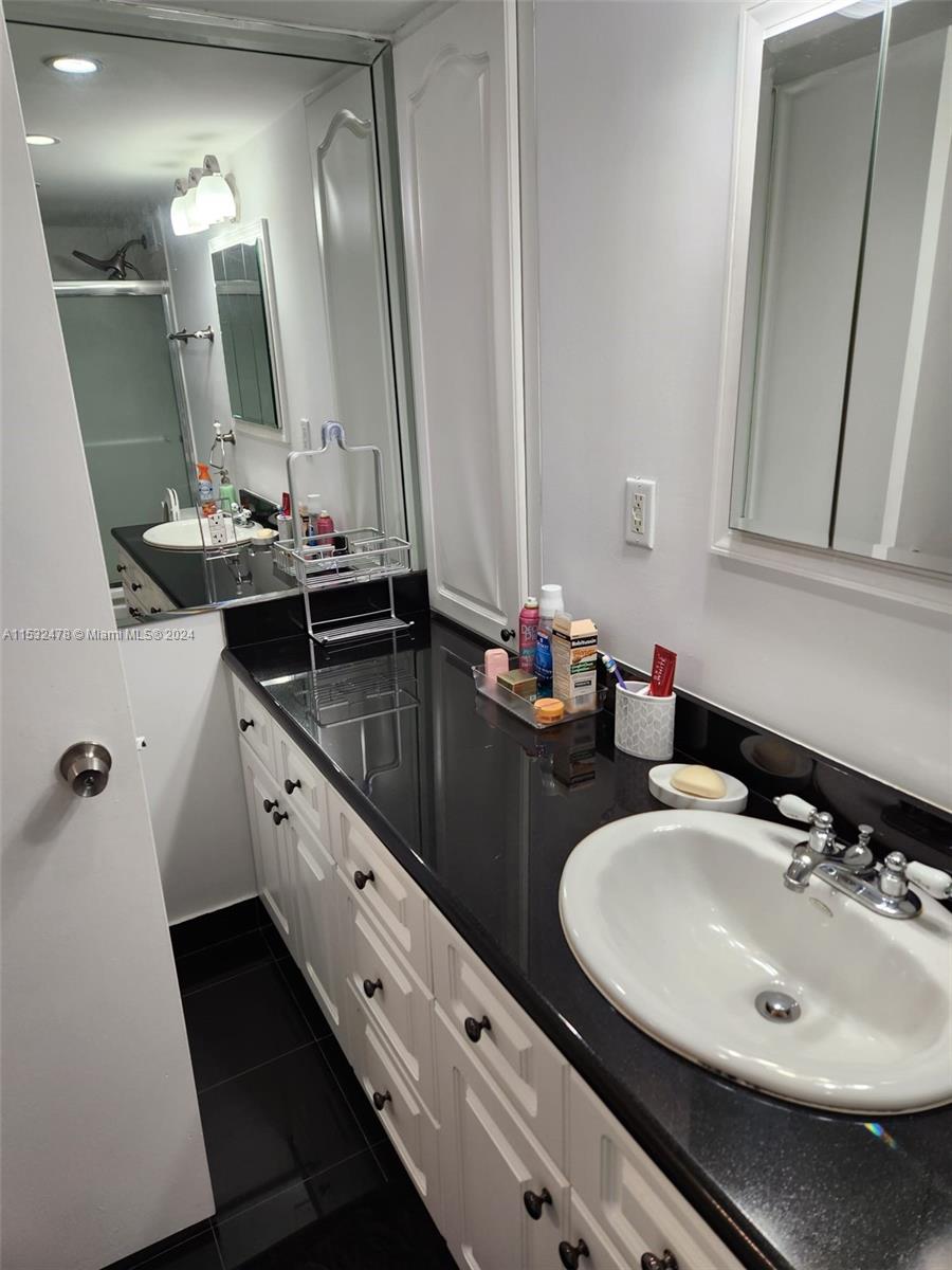 5700 Collins Ave 11D, Miami Beach, Florida 33140, 2 Bedrooms Bedrooms, ,2 BathroomsBathrooms,Residentiallease,For Rent,5700 Collins Ave 11D,A11532478