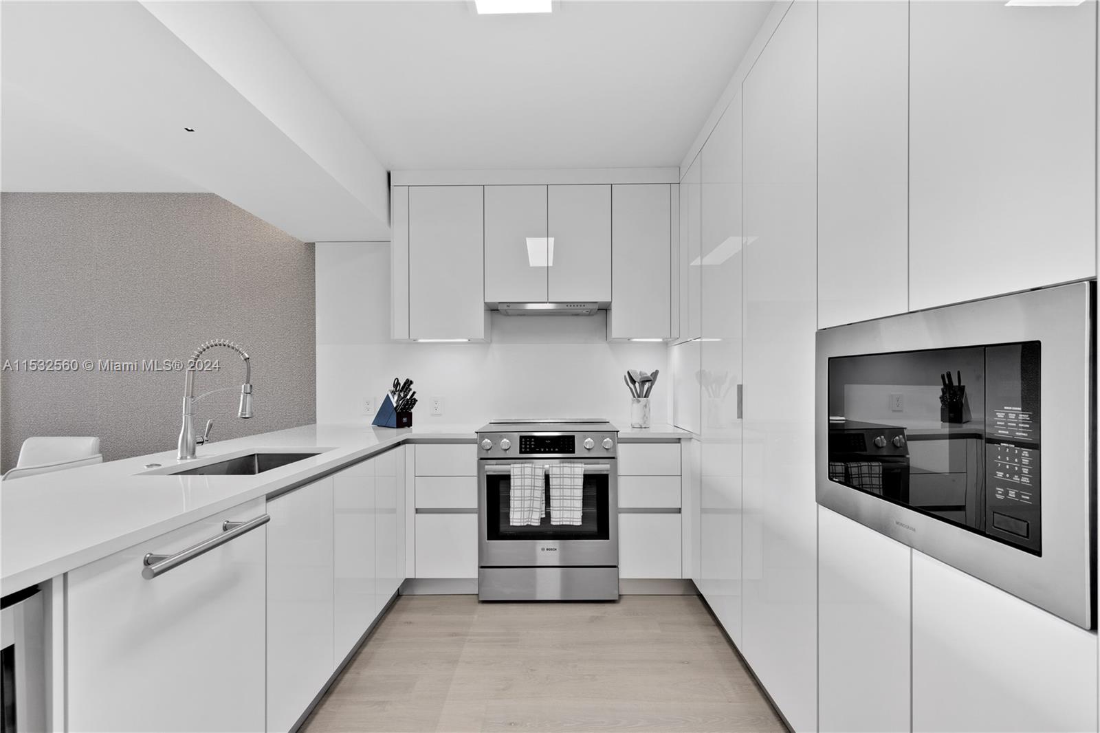 155 Ocean Lane Dr 210, Key Biscayne, Florida 33149, 2 Bedrooms Bedrooms, ,2 BathroomsBathrooms,Residentiallease,For Rent,155 Ocean Lane Dr 210,A11532560