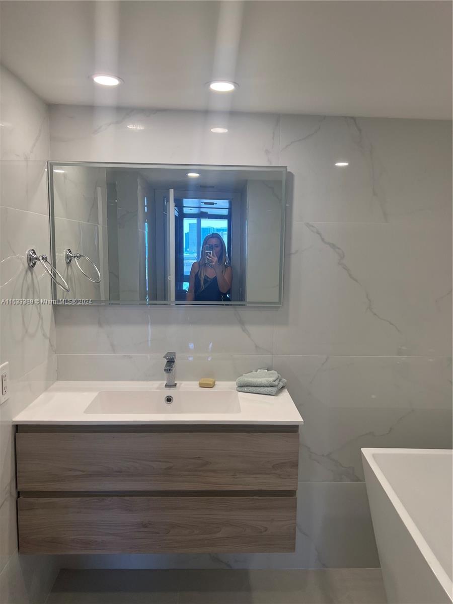 1717 N Bayshore Dr A-1856, Miami, Florida 33132, 3 Bedrooms Bedrooms, ,3 BathroomsBathrooms,Residentiallease,For Rent,1717 N Bayshore Dr A-1856,A11533389