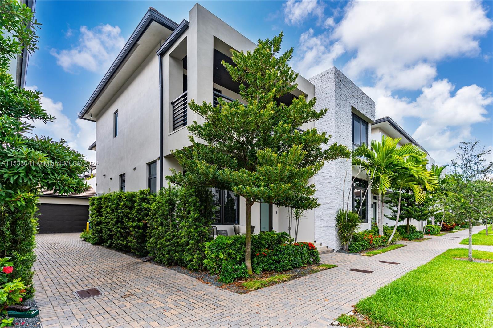 8162 NW 48th Ter, Doral, Florida 33166, 5 Bedrooms Bedrooms, ,5 BathroomsBathrooms,Residential,For Sale,8162 NW 48th Ter,A11533041