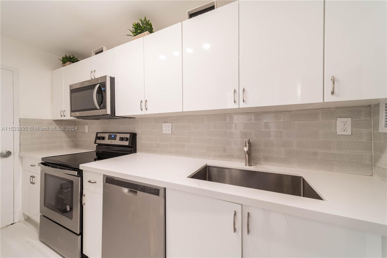 1200 West Ave 824, Miami Beach, Florida 33139, ,1 BathroomBathrooms,Residentiallease,For Rent,1200 West Ave 824,A11533892