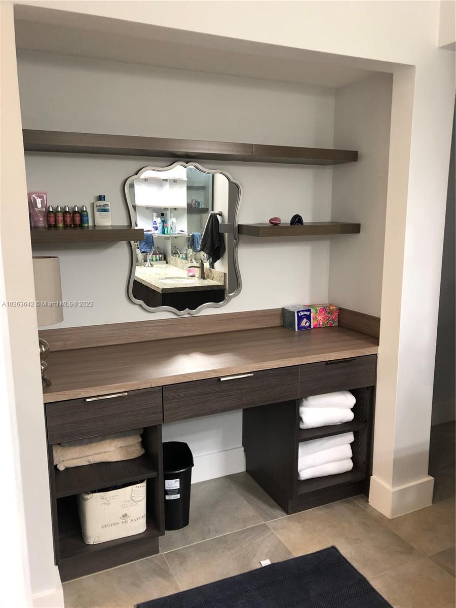 Vanity Area/Desk Master Room
