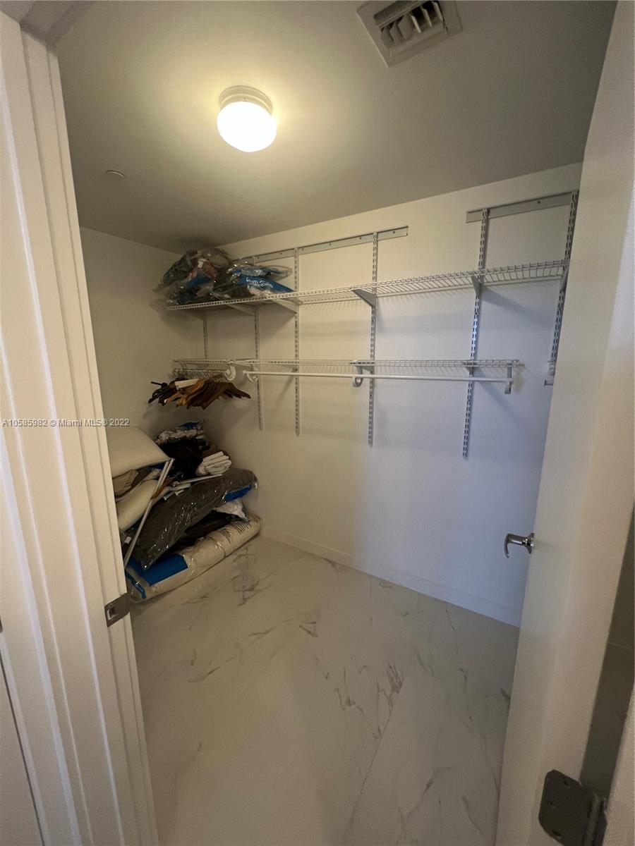 WALKING CLOSET