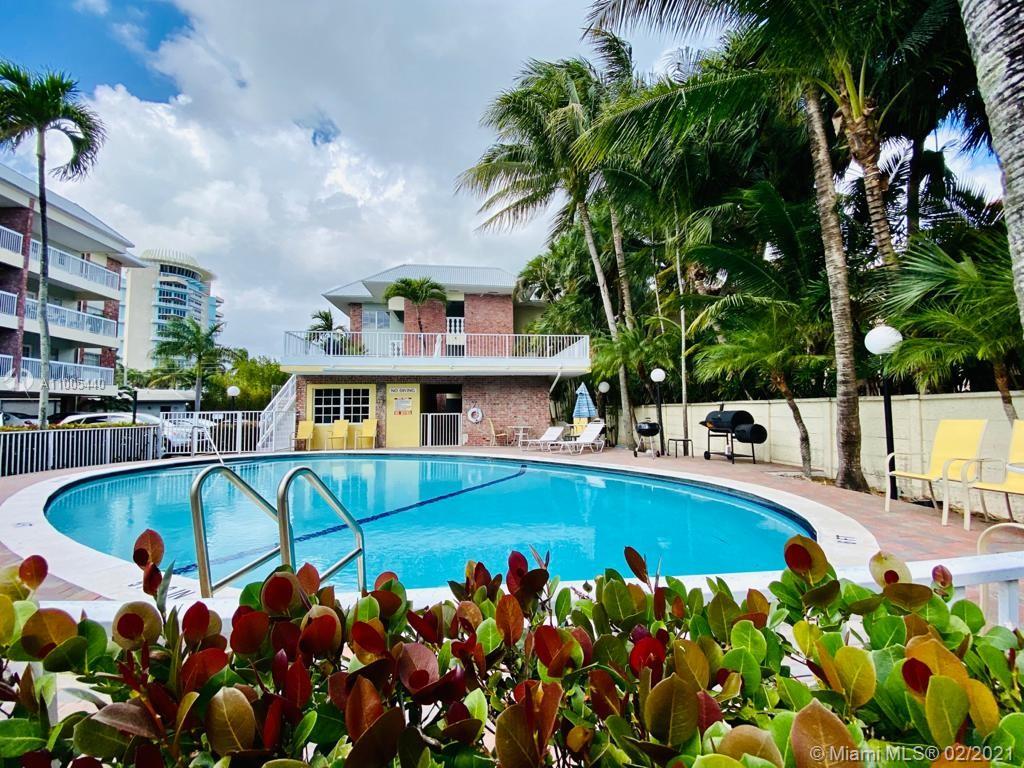 1/1 Remodeled Apartment in the beautiful Harbor Beach Area. Minutes from the public beach and a short walk to the private beach. Community has a fenced in pool area, sun deck, and gym. INTERIOR FEATURES Bedrooms - Beds: 1 Appliances included: Microwave, Range / Oven, Refrigerator Floor size: 685 sqft BUILDING Spaces Pool Fitness Center Amenities - Elevator