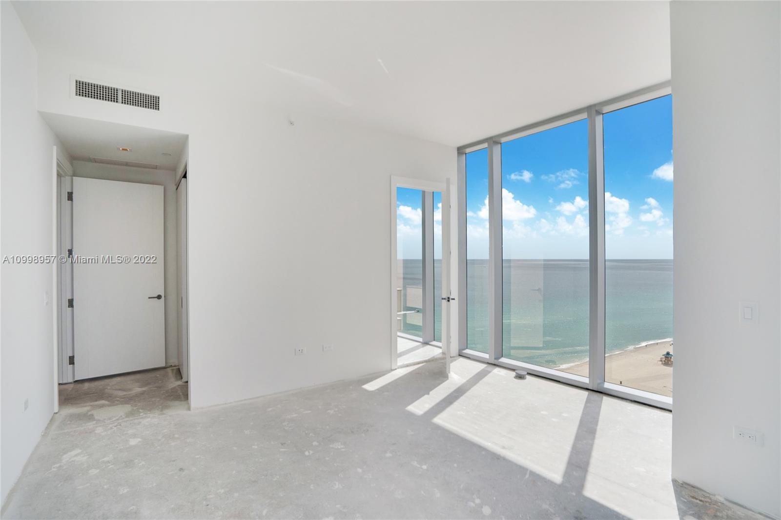 2th nd Bedroom with the Bath looking the Ocean