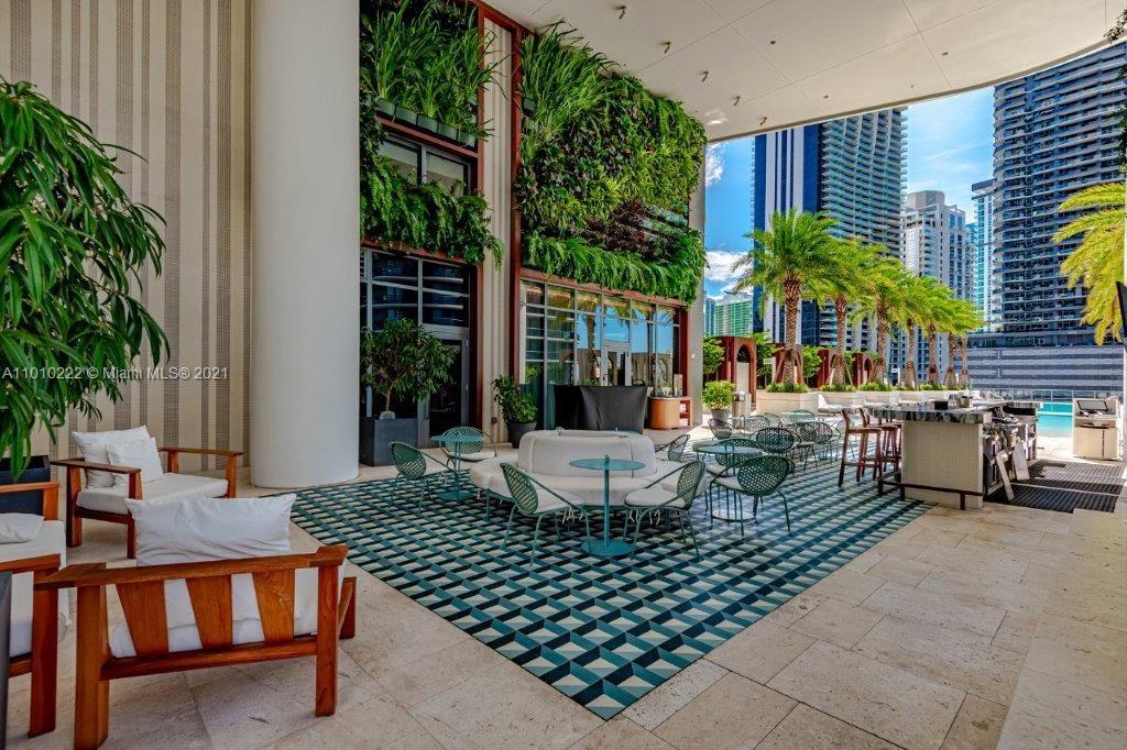 LPH5609 is one of the few penthouses currently available. Enjoy the private elevator to your unit (no long hallways). This unit has 12 foot high ceilings, amazing northwest and sunset views. The location is walking distance to upscale shops and restaurants.