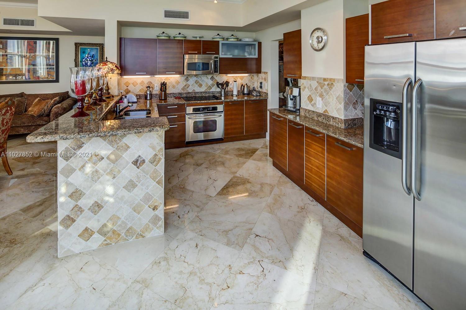 3330 NE 190th St PH18