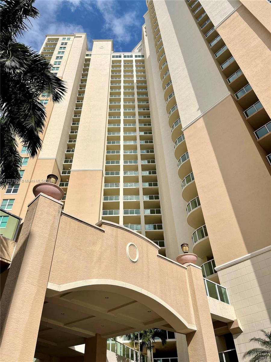 3330 NE 190th St PH18