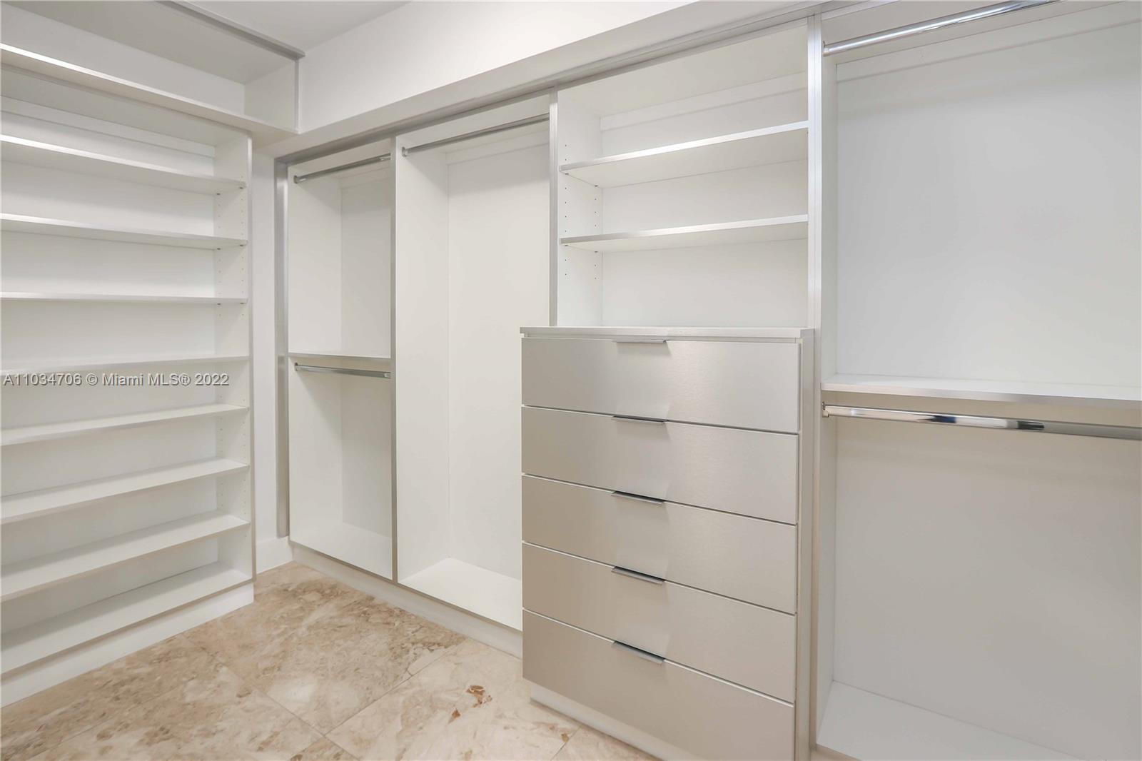 Master Walking Closet