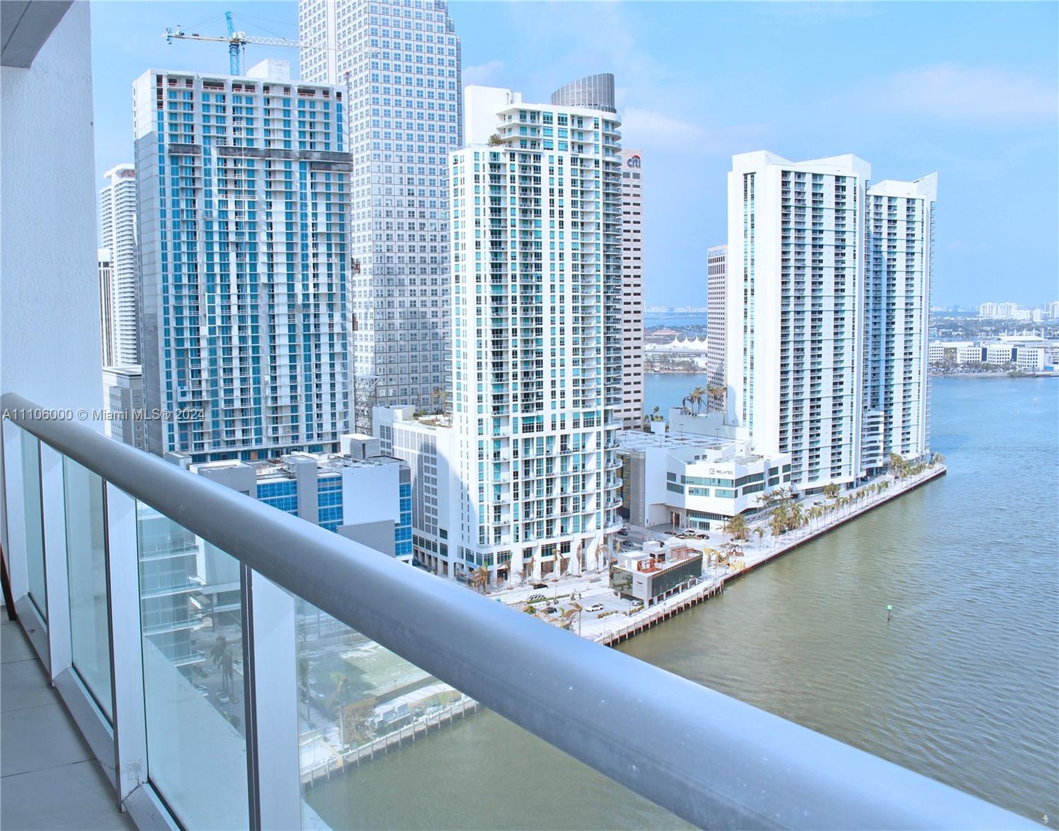 Beautiful 2/2 corner apartment with spectacular ocean views, luxury finishes and fully furnished. Subzero and Miele appliances. 
Enjoy being in the heart of Miami and having restaurants like Cipriani and Cantina La Veinte within ICON and many more at walking distance. Go shopping at Brickell City Center and do groceries walking because everything is so close. 
Enjoy the weather and take a leisurely walk along the bay or party. All at walking distance.


*****The apartment is available for MONTHLY RENTALS*****
