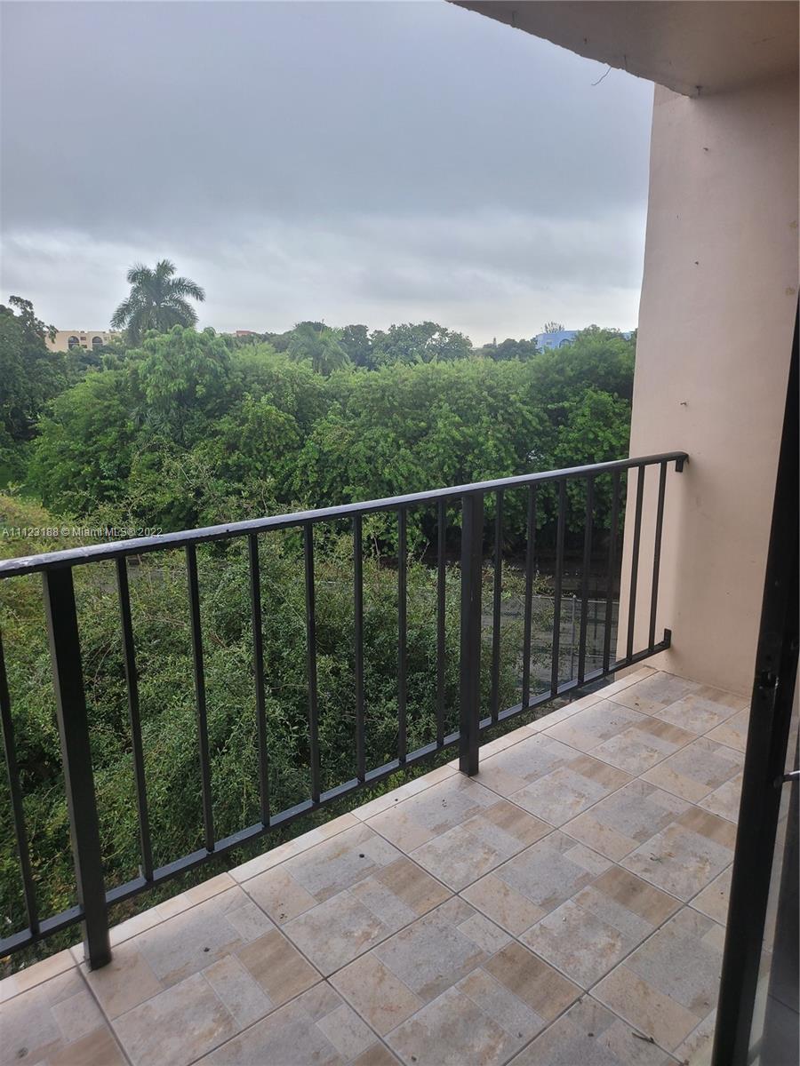 Centrally located corner unit in a desirable area. Close to Dolphin mall, supermarket, shopping centers, convenient stores and restaurants. Do not wait- send me an offer! seller very motivated.  Don't let this opportunity pass by.

Easy to show. Contact listing agent