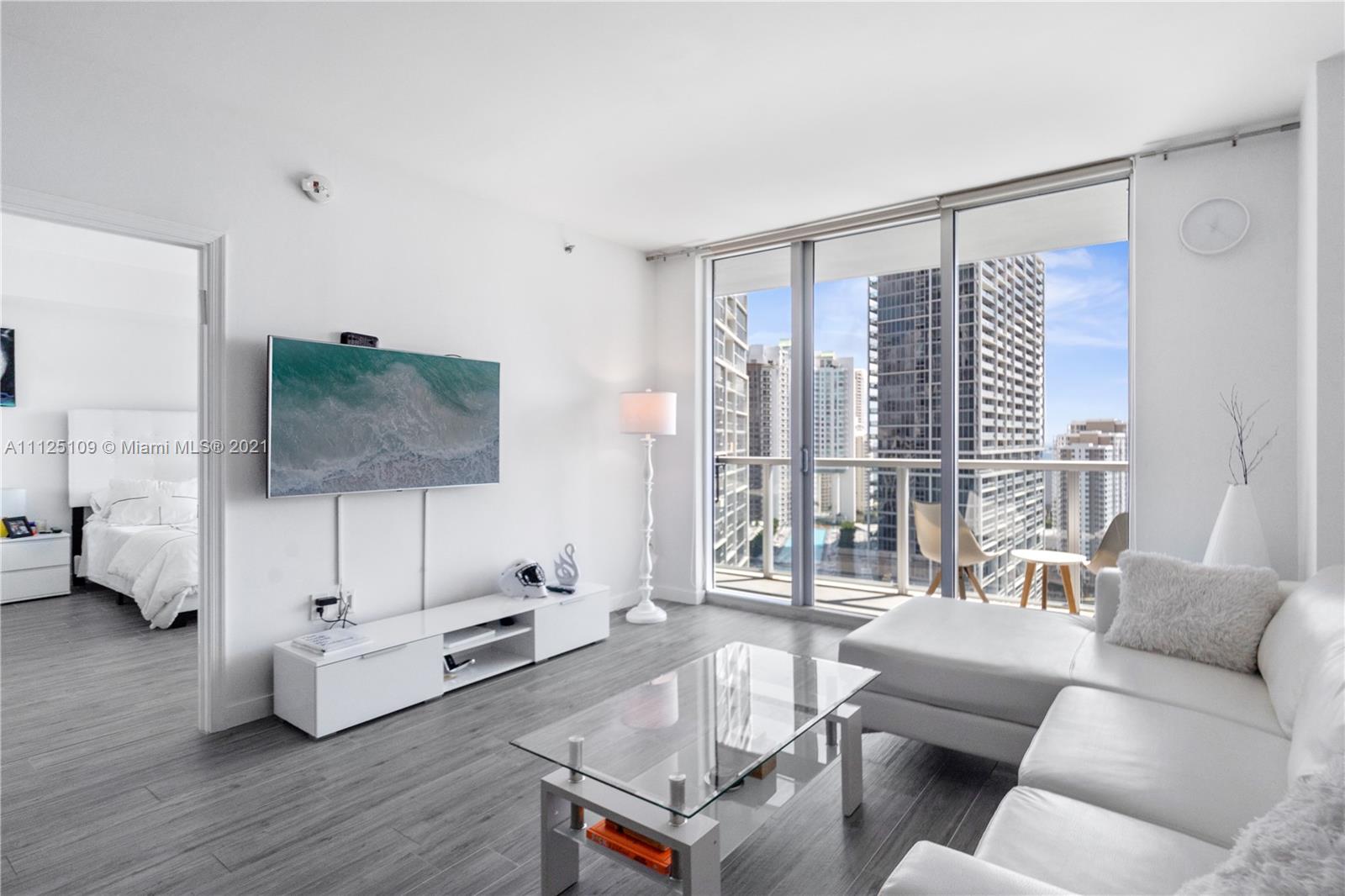 Beautiful and spacious one bedroom apartment in the most sought after "00" line at prestigious 500 Brickell. Amazing views of the Bay, Miami River and Brickell Key. Porcelain wood floors, European kitchen, windows treatments. Building offers top of the line amenities including pools, spa, fitness center, 24 hour concierge, valet, etc. Walking distance to downtown, Brickell city centre, restaurants, shops and movie theater.