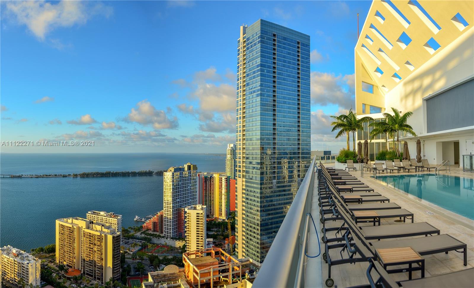Amazing Penthouse with ocean view! This beautiful apartment is located in the heart of Brickell Area. The unit has 3 bedrooms +den and 3 1/2 bathrooms, premium build-in stainless steel appliances and European cabinets. Frameless glass shower enclosures. Great Amenities combining elegance and urban atmosphere. The building has two pools, a 50-foot long lap pool with amazing view of the Key Biscayne bridge and one rooftop pool , beautiful terrace with a barbecue area, luxury health spa with sauna and fitness center. 24 hour welcome desk. Enjoy the experience of living at Brickell House.