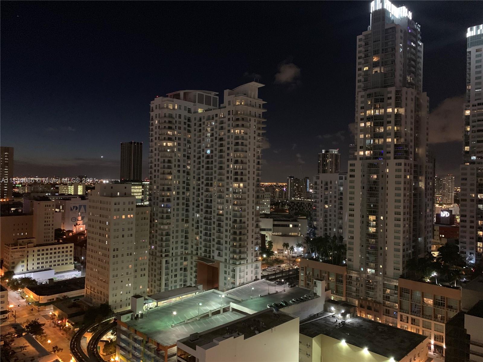 LIVE IN THE MIAMI SKYLINES FAMOUS BUILDING! 
1 BEDROOM 1 BATH + DEN 1 PARKING SPACE, KITCHEN COME EQUIPPED WITH BOSCH APPLIANCES AND CUSTOM BACKSPLASH, FIRST CLASS AMENITIES, GYM, OLYMPIC SIZE POOL, PARTY ROOMS, SPA... VALET PARKING 24/7, AMAZING CITY VIEW.
LOCATED IN MIAMI'S LIFESTYLE EPICENTER,WALKING TO THE ARTS + CULTURE NEARBY SUCH A BAYSIDE MARKETPLACE, PEREZ ART MUSEUM, AND AAA ARENA.