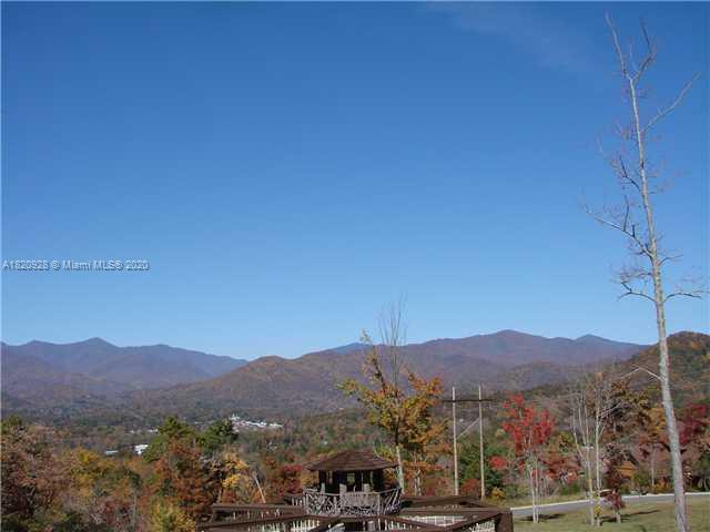 Spectacular views of the mountain range and the park from the lot