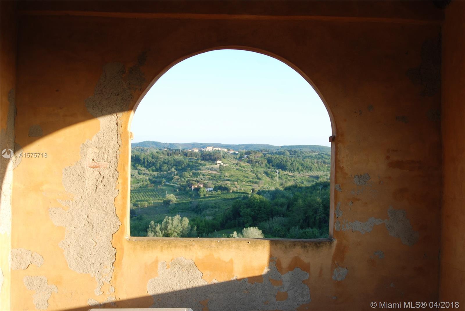 Ideal spot for an aperitivo in the evening ... The loggia, with open arched windows looking out in every direction ... 360 degree panorama