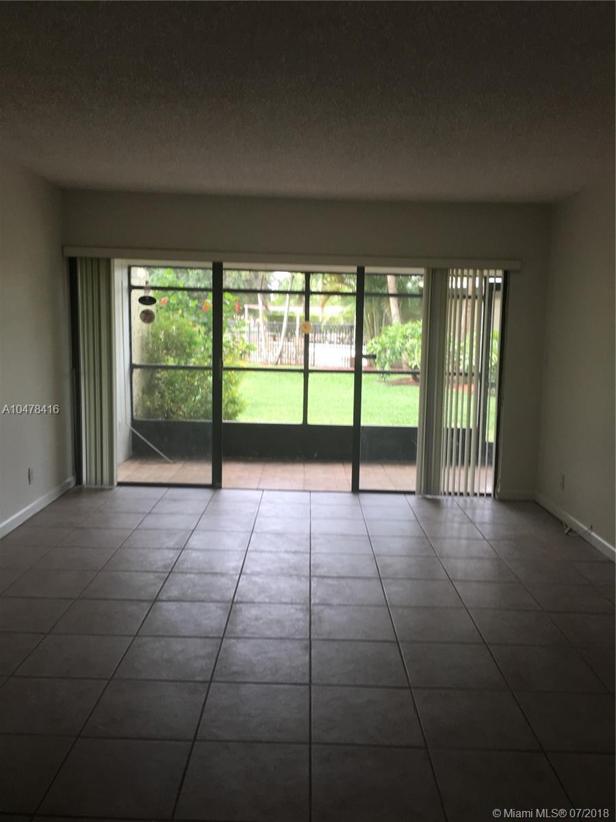 200 Lakeview Dr #110, Weston, FL 33326